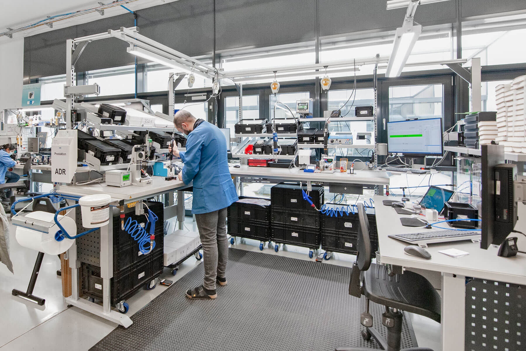 ERGO-line ESD Montagetische und Bodenmatte {{brizy_dc_image_alt imageSrc=