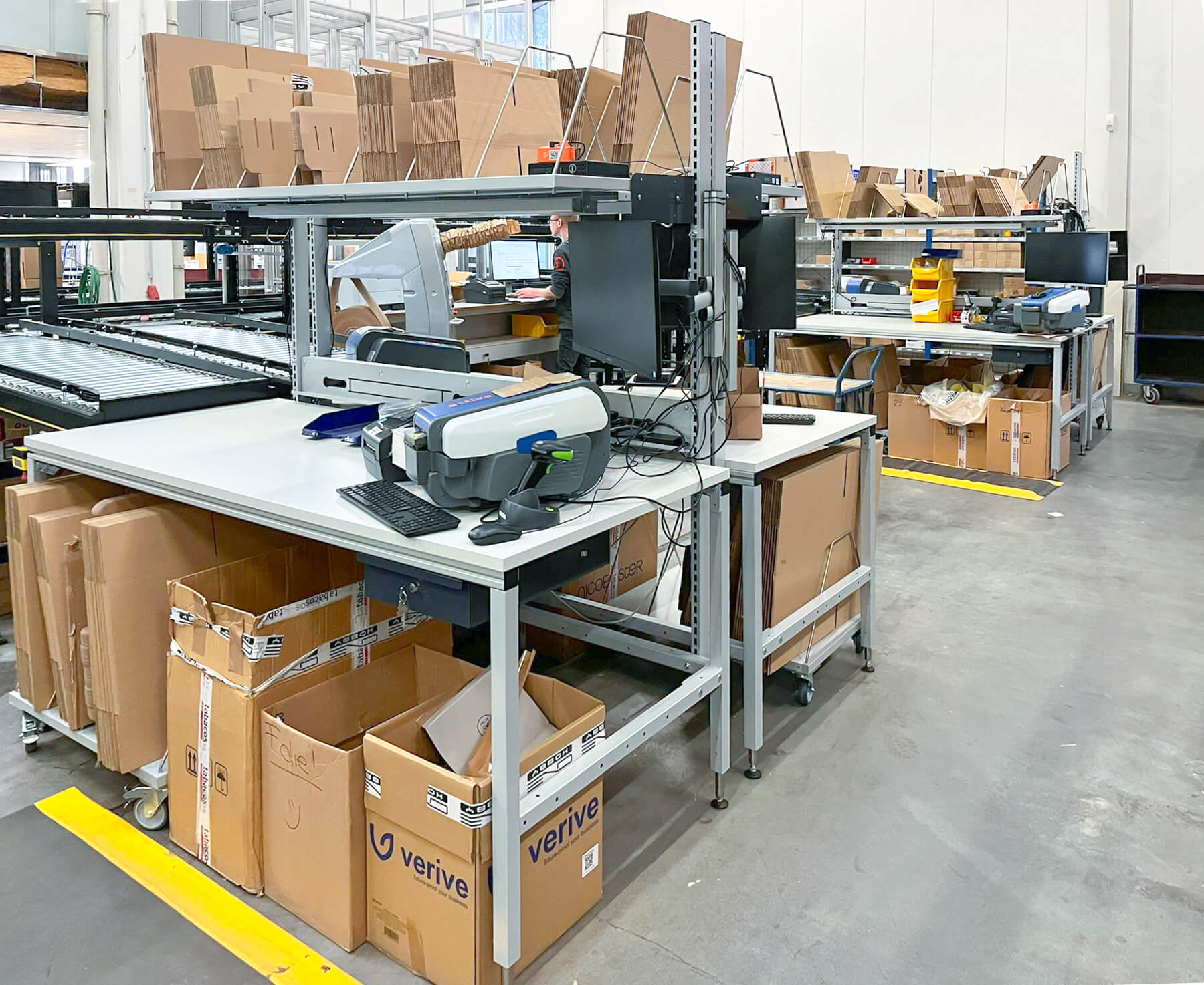 ERGO_line-Packtisch-ERGO_Basic-Tabaf_Ring-Hannover-001 Table d'emballage ERGO-line ERGO-Basic avec support d'écran sur bras pivotant