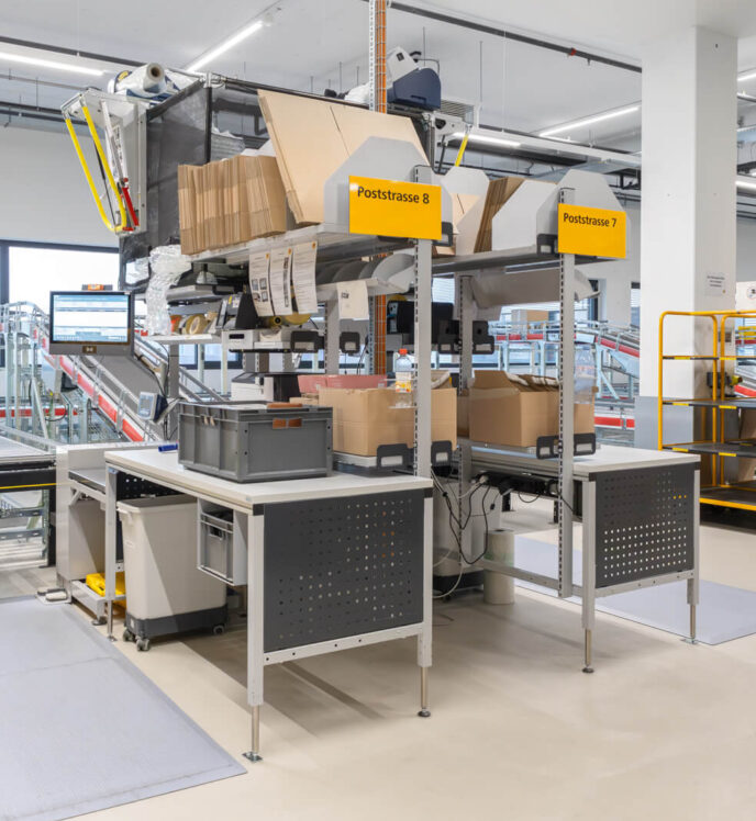 Tables d'emballage avec élément de levage pour un travail ergonomique